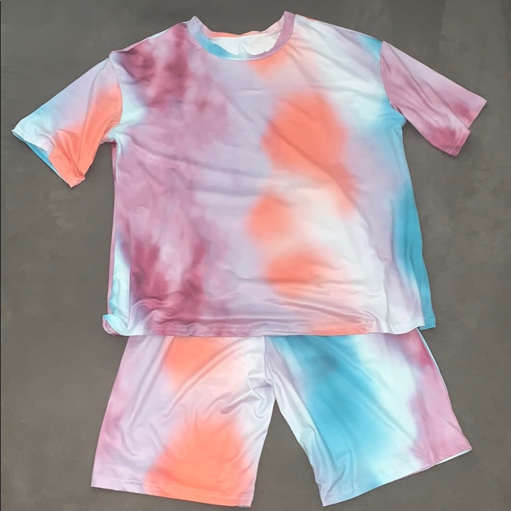 NEW! 2 piece tie dye short set.